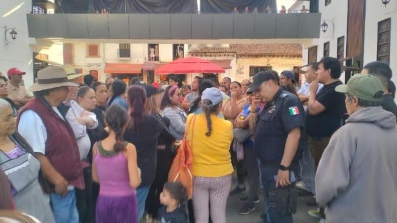 "La lucha por la justicia en las calles de Pátzcuaro: comerciantes del Mercado Vasco de Quiroga exigen derechos y devolución al corazón del mercado"