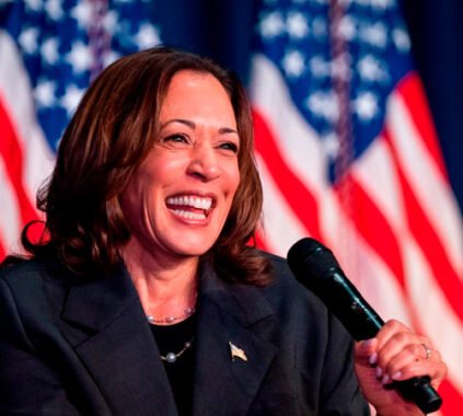 La posible vuelta al escenario político de una icona feminista: Kamala Harris abre puertas a un nuevo desafío presidencial.